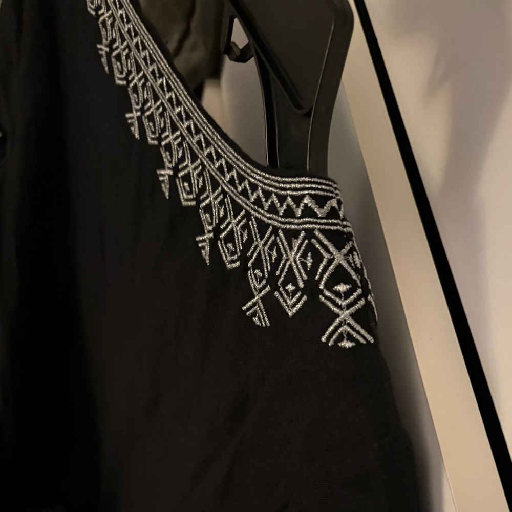 $10 Vineyard Vines Embroidered Shift Dress - Picture 4 of 7